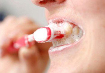 Четката за зъби може да бъде истинско оръжие и да увреди зъбите