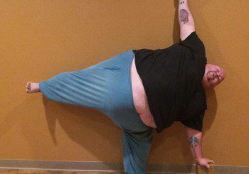 320-килограмов мъж стана звезда във фейсбук с йога