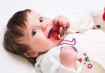Да даваме ли биберон на бебето или не? За и против