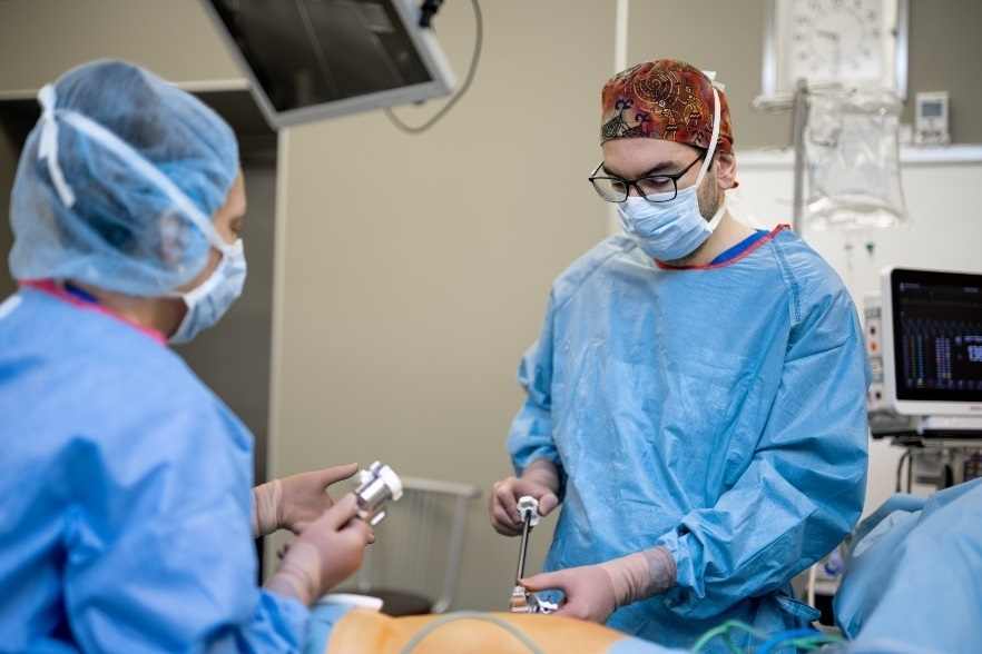 Д-р Попов уролог в Токуда по време на операция